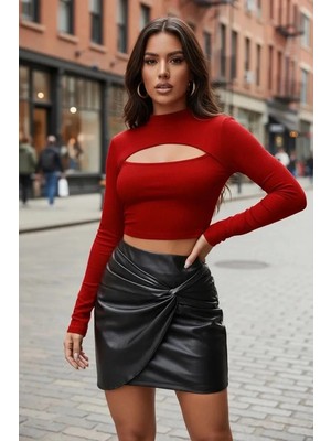Çamaşır Kenti Kadın Kırmızı Uzun Kollu Dekolteli Modern Cut-Out Crop Bluz