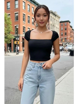 Çamaşır Kenti Kadın Siyah Modern Fit Kare Yaka Yarım Kol Göğüs Dekolteli Crop Top Bluz