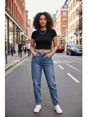 Çamaşır Kenti Kadın Siyah Modern Fit Yuvarlak Yaka Yarım Kol Crop Top Bluz