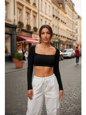 Çamaşır Kenti Kadın Siyah Modern Fit Uzun Kol Göğüs ve Sırt Dekolteli Crop Top Bluz