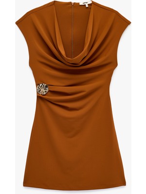 Koton Slim Fit Kısa Kollu Metal Aksesuarlı Degaje Yaka Bodycon Mini Abiye Elbise