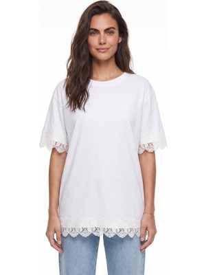Onloox Beyaz Pamuklu Bisiklet Yaka Oversize Kol ve Etek Ucu Dantel Işlemeli Rahat Kesim T-Shirt