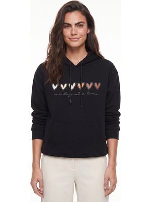 Onloox Siyah Pamuklu Kapüşonlu Yaka Üç Iplik Şardonlu Renkli Kalp Baskılı Sweatshirt