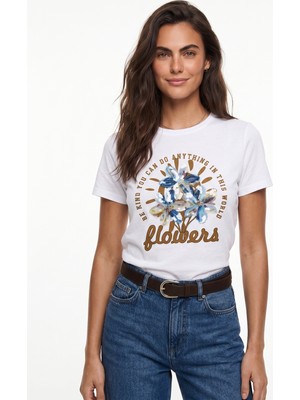 Onloox Beyaz Pamuklu Bisiklet Yaka Basic Kabartma Çiçek Aplikeli Yazı Baskılı Kısa Kollu T-Shirt