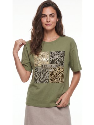 Onloox Fıstık Yeşili Pamuklu Bisiklet Yaka Rahat Kalıp Taş Işlemeli Leopar Baskılı T-Shirt