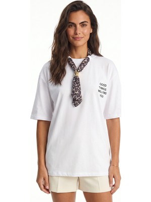 Onloox Beyaz Pamuklu Bisiklet Yaka Oversize Leopar Fularlı ve Nakış Detaylı Kısa Kollu T-Shirt