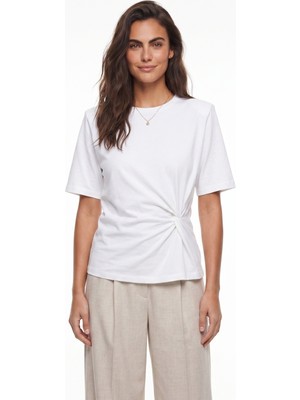 Onloox Beyaz Yumuşak Dokulu Kısa Kollu Rahat Kalıp Vatkalı Omuz Yanı Düğüm Detaylı T-Shirt