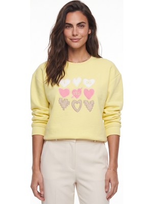 Onloox Limon Sarısı Pamuklu Bisiklet Yaka Şardonlu Üç Iplik Kalp Nakışlı Detaylı Sweatshirt
