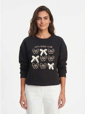 Onloox Siyah Pamuklu Bisiklet Yaka Üç Iplik Şardonlu Fiyonk Nakışlı Kurdele Aksesuarlı Sweatshirt