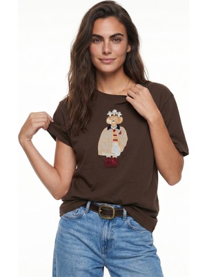 Onloox Acı Kahve Pamuklu Bisiklet Yaka Relaxed Fit Köpek Nakışlı Taş Işlemeli T-Shirt