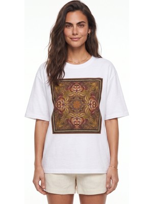 Onloox Beyaz Pamuklu Bisiklet Yaka Kısa Kollu Oversize Etnik Baskılı Boncuk Işlemeli T-Shirt