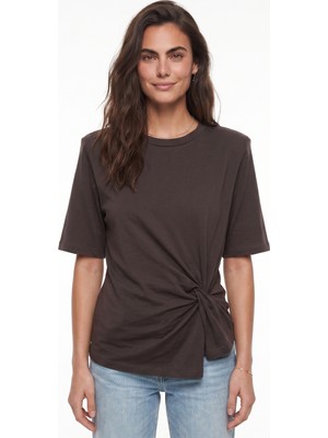 Onloox Kakao Yumuşak Kumaş Kısa Kollu Rahat Kalıp Vatkalı Omuz Yanı Düğüm Detaylı T-Shirt