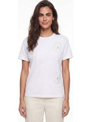 Onloox Beyaz Pamuklu Bisiklet Yaka Kısa Kollu Çiçek Aksesuarlı Örme T-Shirt