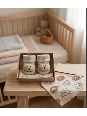 Baby By Bumbo Ayıcıklı Bebek Çorap ve Fular Önlük 2li Hediye Seti