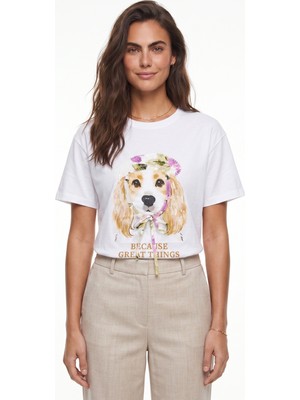 Onloox Beyaz Esnek Dokulu Bisiklet Yaka Basic Kesim Köpek Baskılı Payet ve Fiyonk Detaylı T-Shirt
