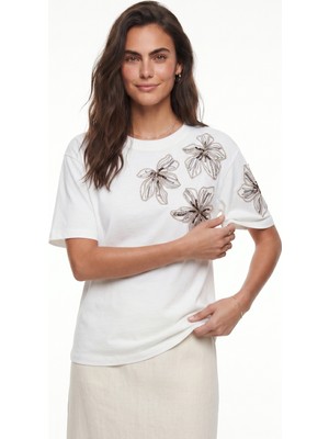 Onloox Beyaz Pamuklu Bisiklet Yaka Basic Form Boncuk Taş ve Payet Işlemeli Çiçek Desenli T-Shirt