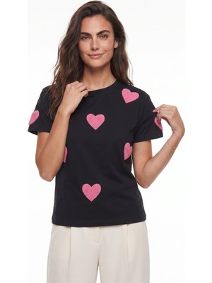 Onloox Siyah Pamuklu Bisiklet Yaka Kısa Kollu Basic Kalp Süzene Nakış Detaylı Örme T-Shirt