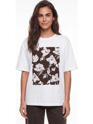 Onloox Beyaz Kahve Pamuklu Bisiklet Yaka Kısa Kollu Oversize Çiçek Baskılı Rahat Kesim T-Shirt