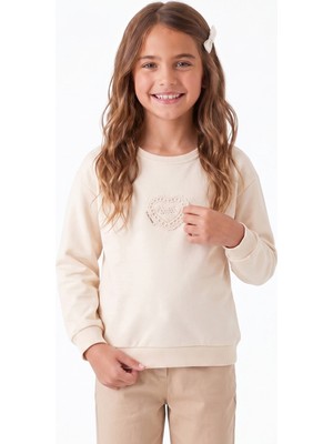 Onloox Kız Çocuk Krem Pamuklu Bisiklet Yaka Uzun Kollu Güpürlü Kalp Arma Detaylı Sweatshirt (2-6 Yaş)