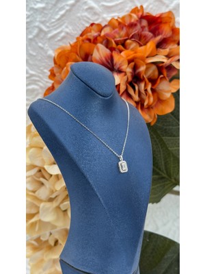 Livora Jewelry 925 Ayar Gümüş Zirkon Taşlı Dikdörtgen Baget Kadın Kolye