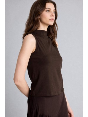 DeFacto Slim Fit Yarım Balıkçı Yaka Kolsuz Kahverengi Bluz H8821AX26AU