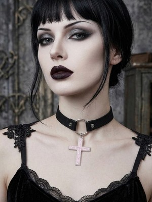 Feronnucci Kadın Gotik Haç Choker Kolye – Siyah Deri Boyunluk, Taşlı Haç Kolye Ucu, Y2K Punk Gothic Ayarlanabilir Kolye