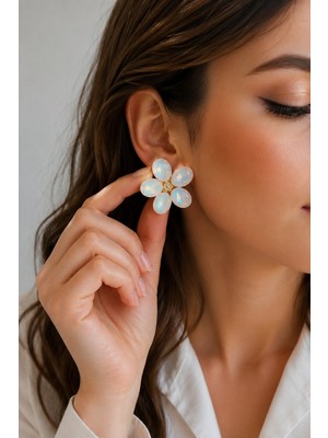 Solenya Beyaz Renk Kristal Taşlı Çiçek Model Kadın Küpe