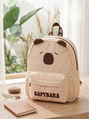 Capybara Orijinal Lisanslı Çocuk Okul / Anaokulu Çantası 3D Figürlü Su Geçirmez Kumaş Ön Cepli