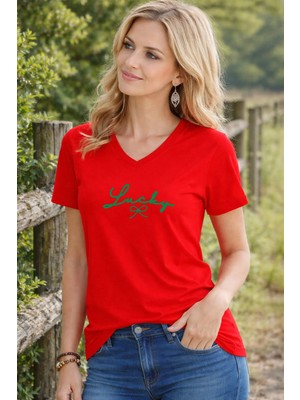 Lorvex V Yaka Kadın T-Shirt Lucky Baskılı – Rahat Fit Günlük Kombin