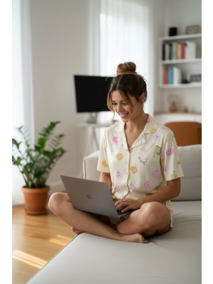 Pijapia Kadın Kısa Kollu Likralı Düğmeli Şortlu Pijama Takımı Bej
