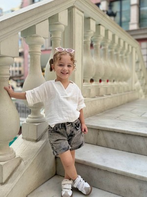 Luniva Butik Kız Çocuk Beyaz Müslin Gömlek Gri &s Iyah Kot Şort 2'li Yazlık Takım