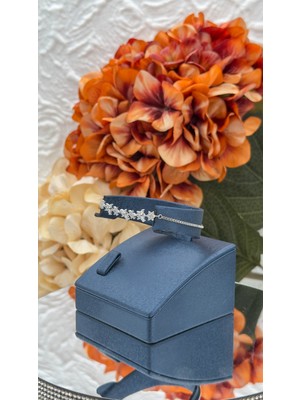 Livora Jewelry 925 Ayar Gümüş Zirkon Taşlı Yıldız ve Kelebek Kadın Bileklik