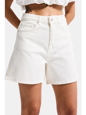 It's Basic Kadın Kırık Beyaz Diana 7s6-101 Mom Fit Midi Boy Denim Şort