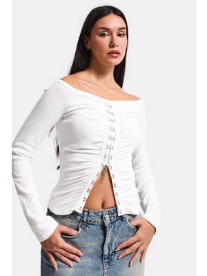 It's Basic Kadın Beyaz w5 Agraf Detaylı Omzu Açık Özel Tasarım Crop Top