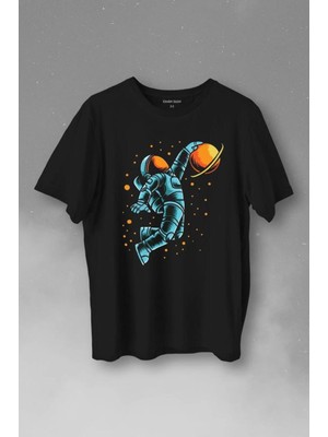  Uzayda Satürn Gezegeni Yanında Basketbol Oynayan Astronot Basketball Baskılı Tişört Unisex T-Shirt