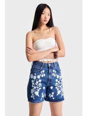 It's Basic Kadın Mavi Renk 1S5-5 Beyaz Çiçek Nakışlı Midi Boy %100 Koton Tasarım Denim Şort
