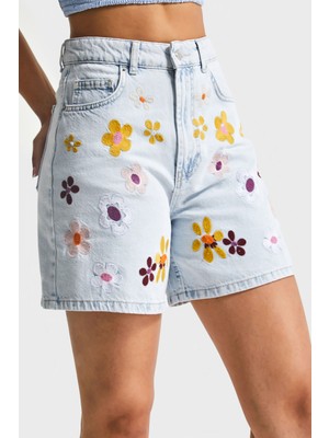 It's Basic Kadın Ice Kot Rengi 3s5-3 Renkli Çiçek Nakışlı Midi Boy Rahat Kesim %100 Koton Tasarım Denim Şort