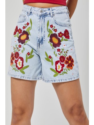 It's Basic Kadın Ice Kot Rengi 3s5-3 Kırmızı Çiçek Nakışlı Midi Boy %100 Koton Rahat Kesim Tasarım Denim Şort