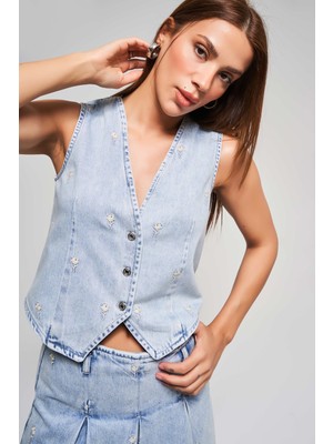 It's Basic Kadın Kot Rengi 3s5-3 Çiçek Nakışlı Önü Düğmeli Sıfır Kol Tasarım Denim Yelek