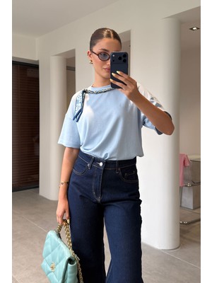 Magarde Yakası Zincirli Fularlı Modal Bluz- Mavi