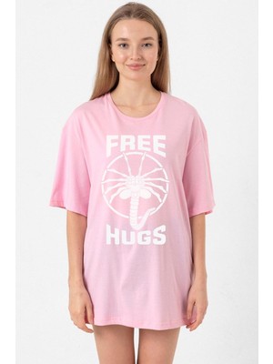 Free Facehugger Hugs Pembe Kadın Oversize Tshirt