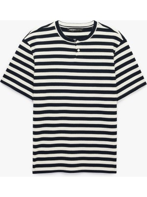 Koton Regular Fit Kısa Kollu Düğmeli Henley Yaka Çizgili Tişört