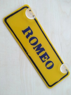 Buççin Online Mağaza Romeo Yazılı Sarı Dekor Plaka 22X7,5CM Vantuzlu Pleksi Dekor Levha Sarı Plaka
