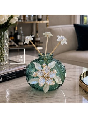 İki Yedi Konsept Cortes Inci Çiçekli Yeşil Cam Koku Şişesi Şık Dekoratif Oda Kokusu Şişesi 10,5x8,5 cm Hediyelik