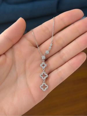 Valmont Marka Gümüş Renk Zirkon Taşlı Sallantılı Yonca Figürlü Kadın Kolye