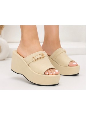 NP.9555.BEJ Saten Napa Shoe Kadın Dolgu Topuk Terlik – Tokalı Platform Günlük Rahat Yazlık Terlik – Bej