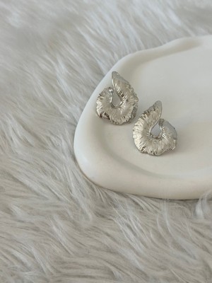 Revoia Dokulu Kıvrımlı Silver Küpe