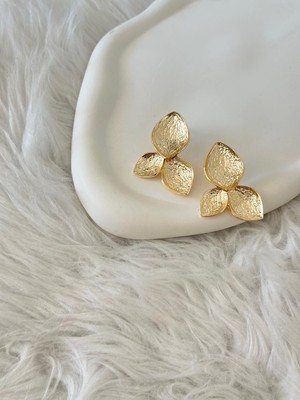 Revoia Yaprak Form Gold Küpe