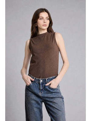 DeFacto Slim Fit Yarım Balıkçı Yaka Penye Kolsuz Kahverengi Bluz H8040AX26SM