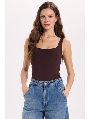 Tudors Kadın Slim Fit Dar Kesim Askılı Kare Yaka Sırtı Açık Sandy Kumaş Çıtçıtlı Kahverengi Body